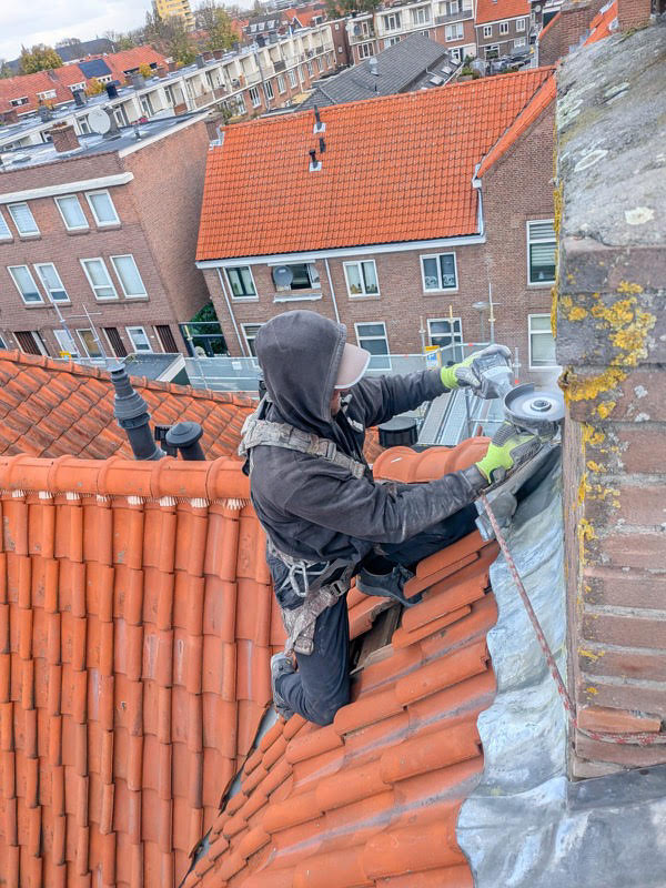 Dakwerker van Hakimi Gevelrenovatie aan het werk