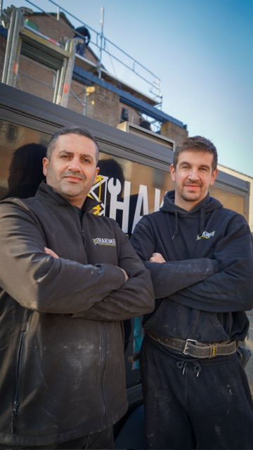 Het team van Hakimi Gevelrenovatie bij de bedrijfsbus in Breda
